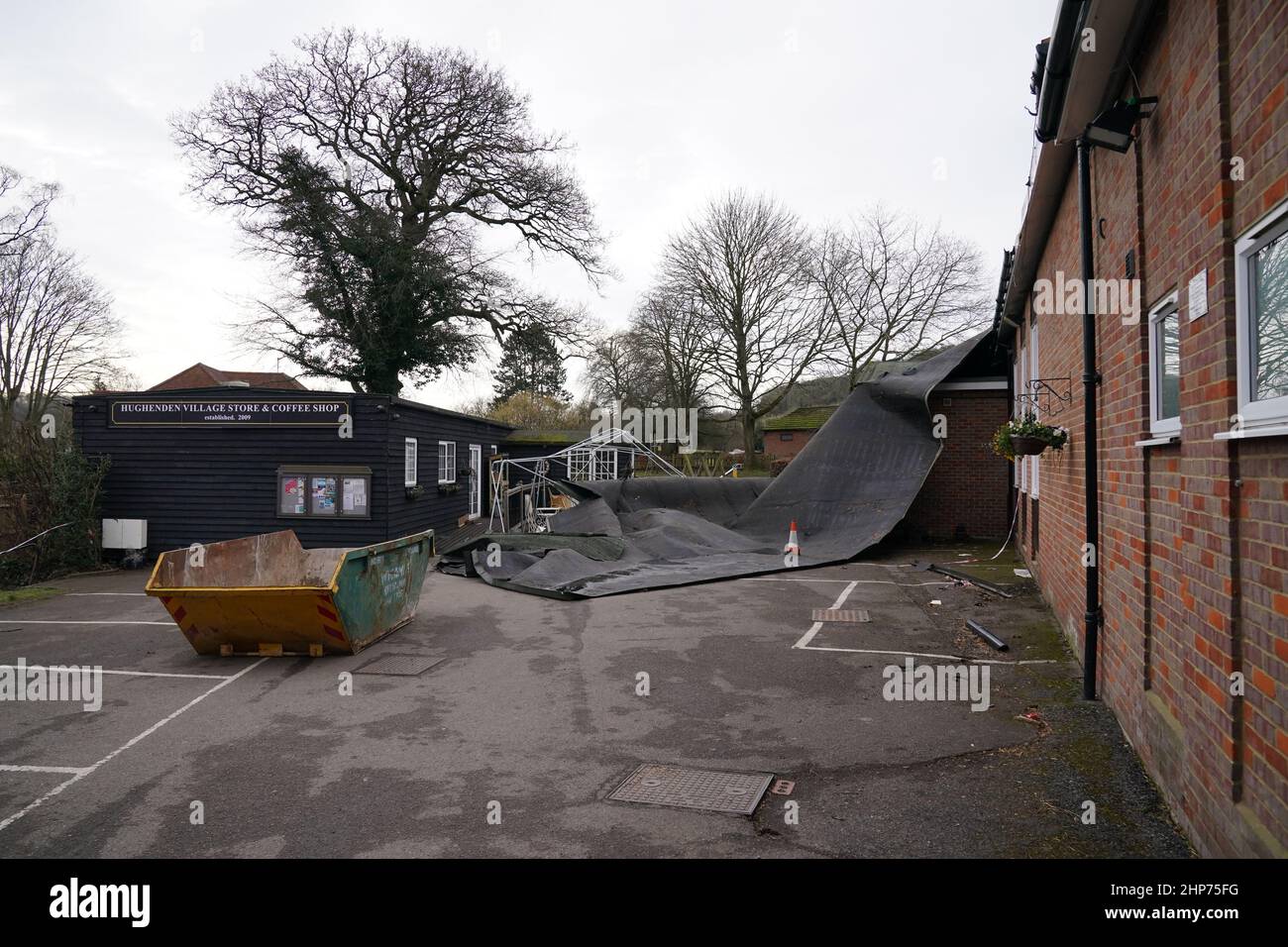 Le toit de Hughenden Village Hall à High Wycombe, dans le Buckinghamshire, a explosé, car Storm Eunice a causé des dégâts, des perturbations et des rafales de vent record au Royaume-Uni et en Irlande, entraînant la mort d'au moins quatre personnes. Date de la photo: Samedi 19 février 2022. Banque D'Images