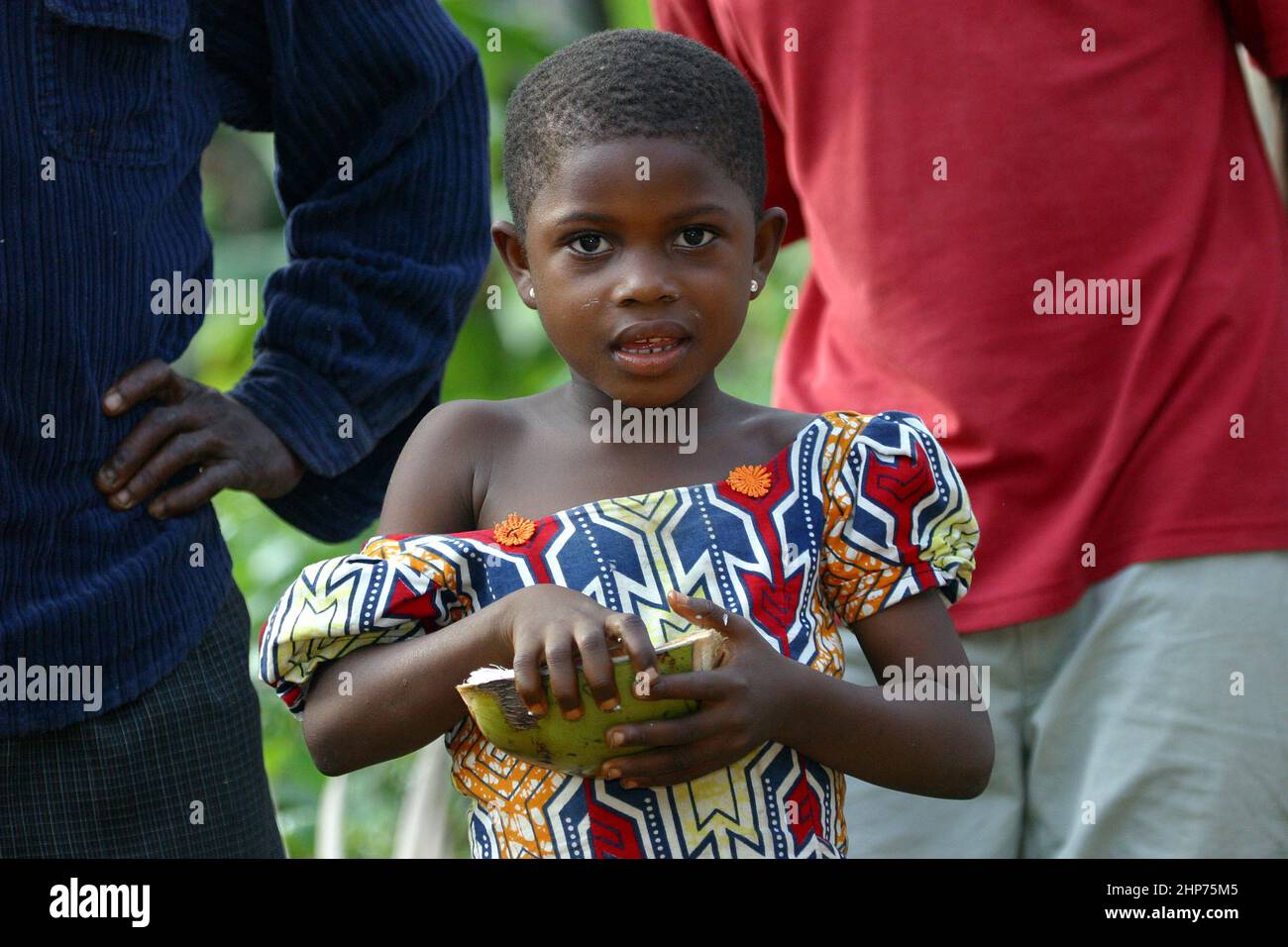 Enfant en robe traditionnelle Ghana Afrique Banque D'Images