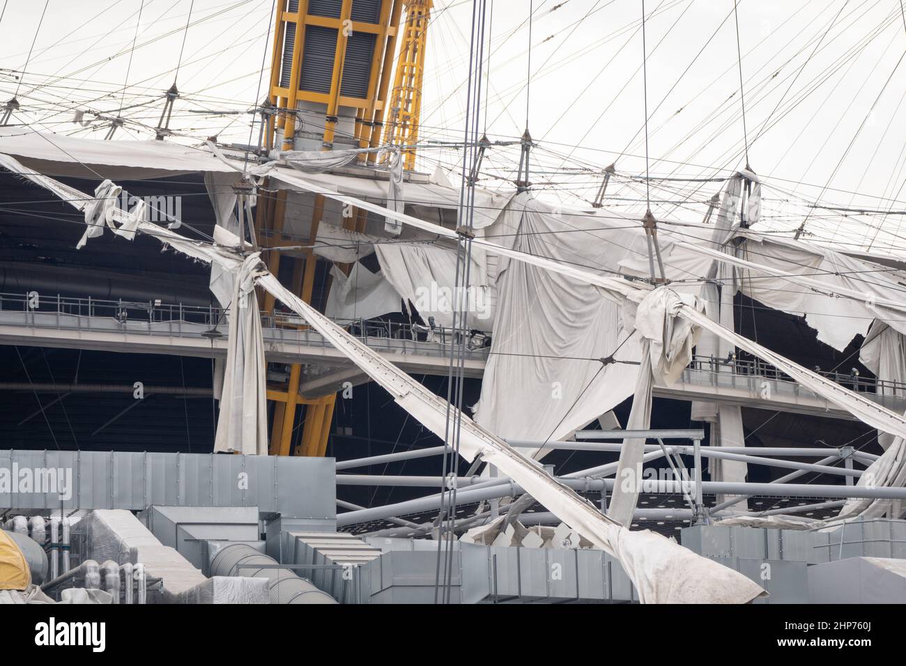 Vue générale de la O2 Arena de Londres, après que certaines parties de son toit ont été arrachée par de grands vents, lorsque Storm Eunice a frappé. Un nettoyage de grande ampleur est prévu après que Storm Eunice ait causé des dégâts, des perturbations et des rafales de vent record au Royaume-Uni et en Irlande, entraînant la mort d'au moins quatre personnes. Date de la photo: Samedi 19 février 2022. Banque D'Images