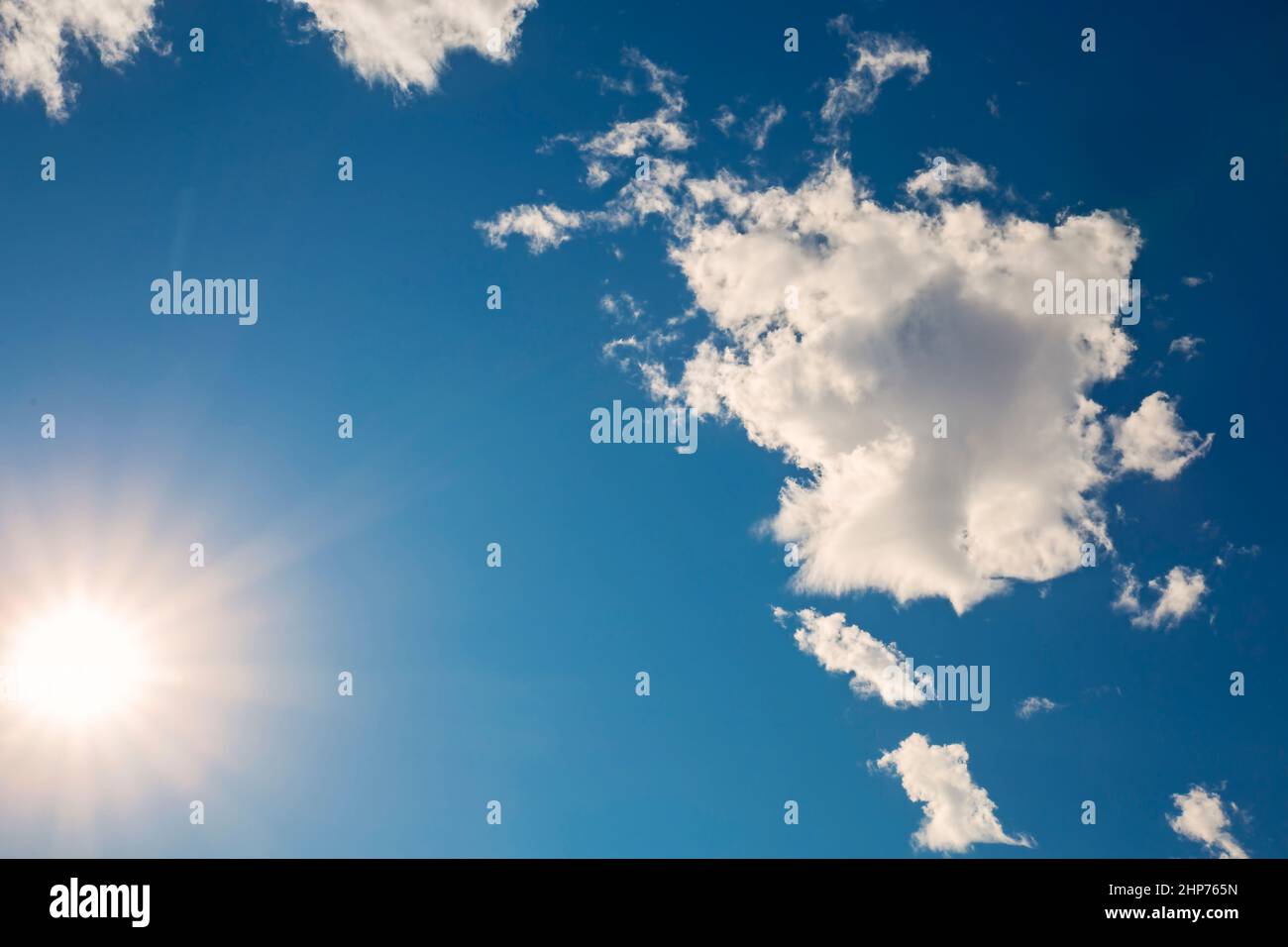 nuages blancs dans un ciel bleu clair.concept de magasin virtuel Banque D'Images