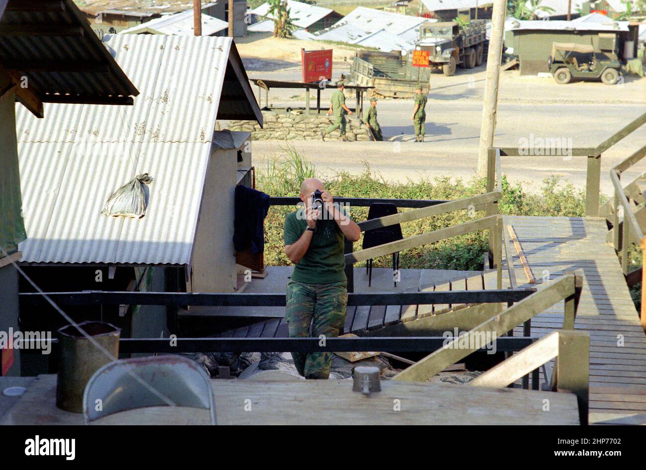 Photos de la guerre du Vietnam : U.S. Marine au Bataillon du quartier général en utilisant une caméra février 1970 - photo PD avec l'aimable autorisation de l'USMC Banque D'Images