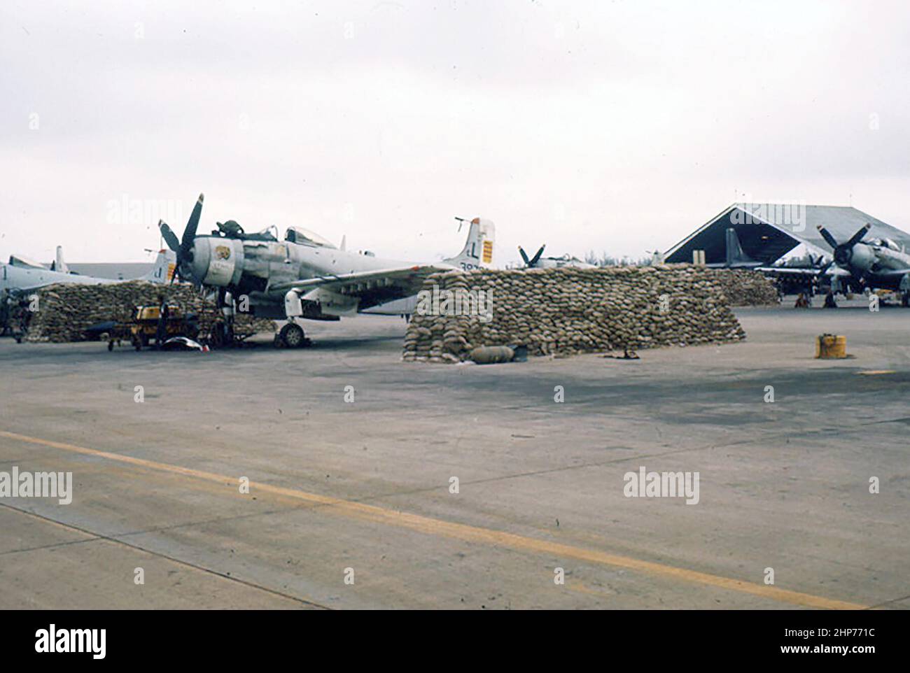Avion vietnamien dans un sac de sable réexaminé sur l'aérodrome de Danang - Mars 1966 - PD photo courtoisie de l'USMC Banque D'Images