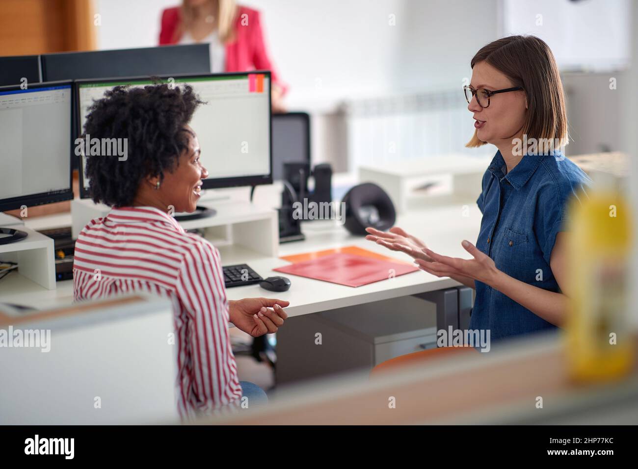 Des collègues de sexe féminin au travail dans une atmosphère agréable au bureau. Employés, travail, bureau Banque D'Images