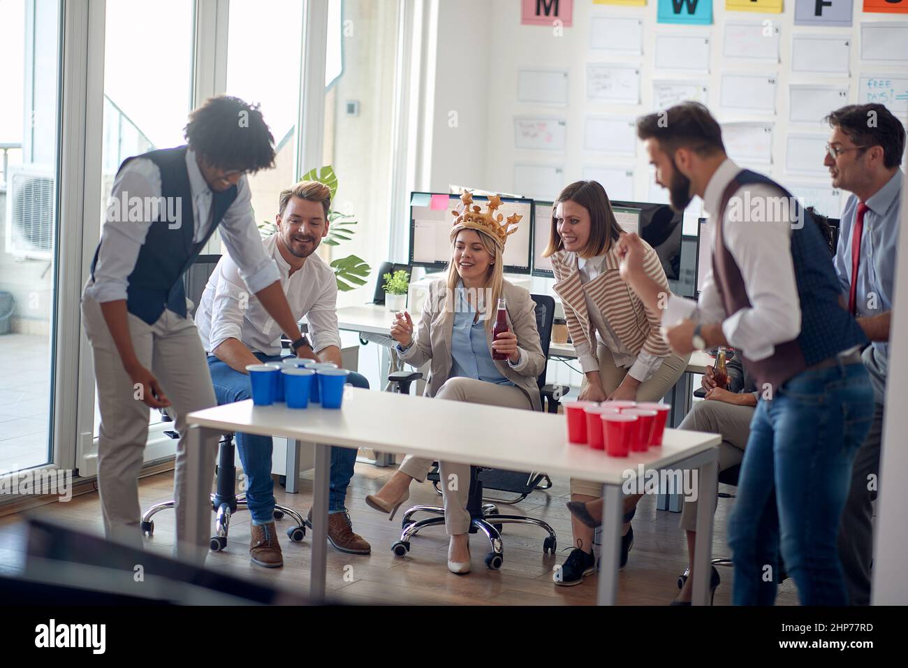 Un groupe d'employés joyeux joue pendant une pause au travail dans une atmosphère agréable au bureau. Employés, travail, bureau Banque D'Images