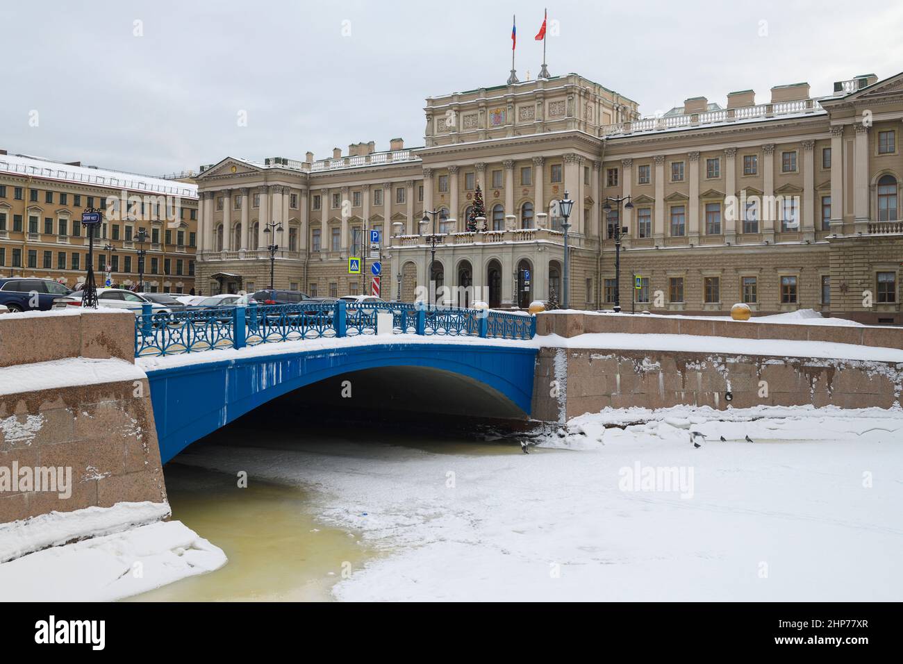 SAINT-PÉTERSBOURG, RUSSIE - 12 JANVIER 2022 : vue sur le Pont Bleu et le Palais Mariinsky, un jour de janvier nuageux Banque D'Images