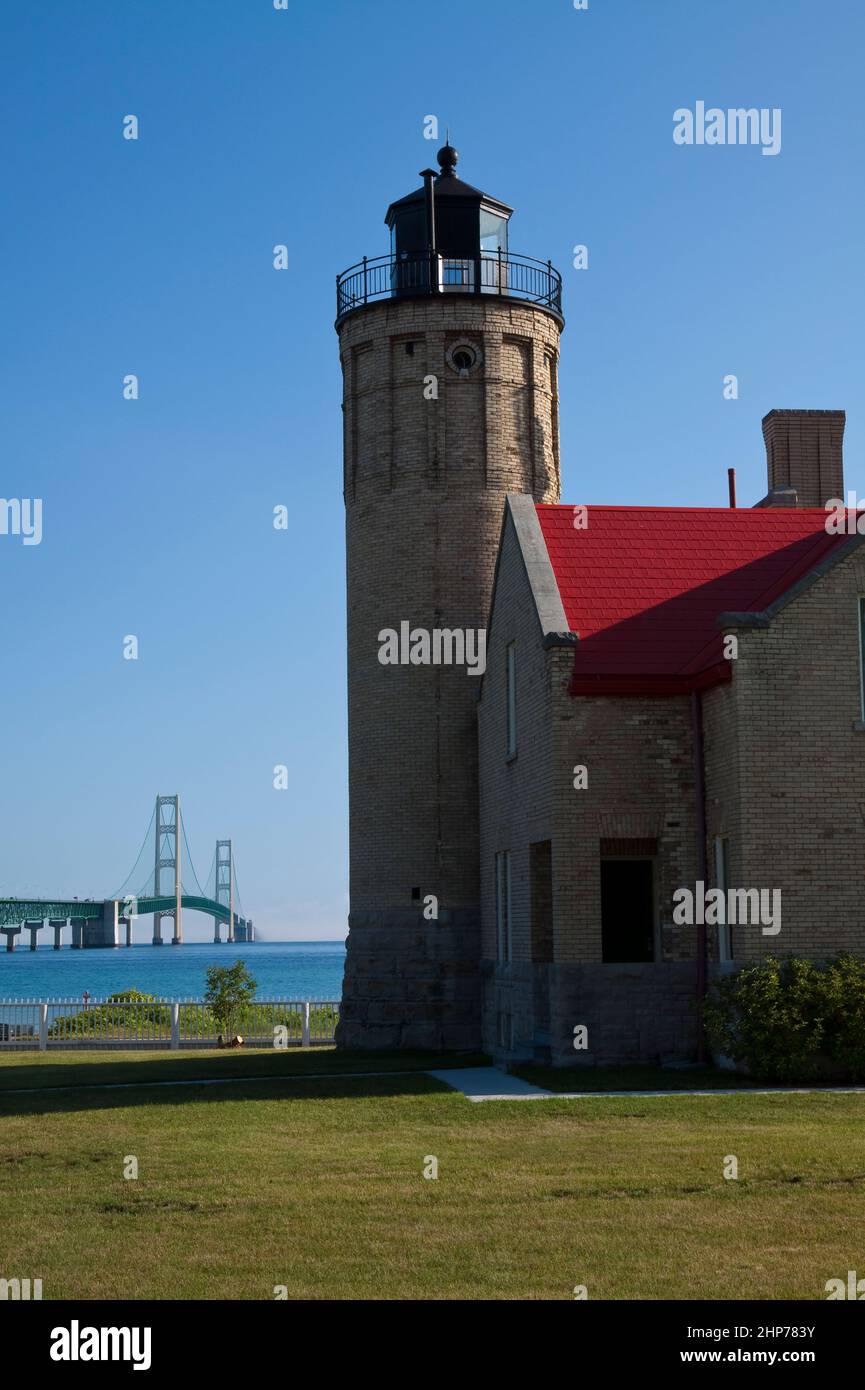 Vieux phare de Mackinac avec un pont en arrière-plan. Banque D'Images