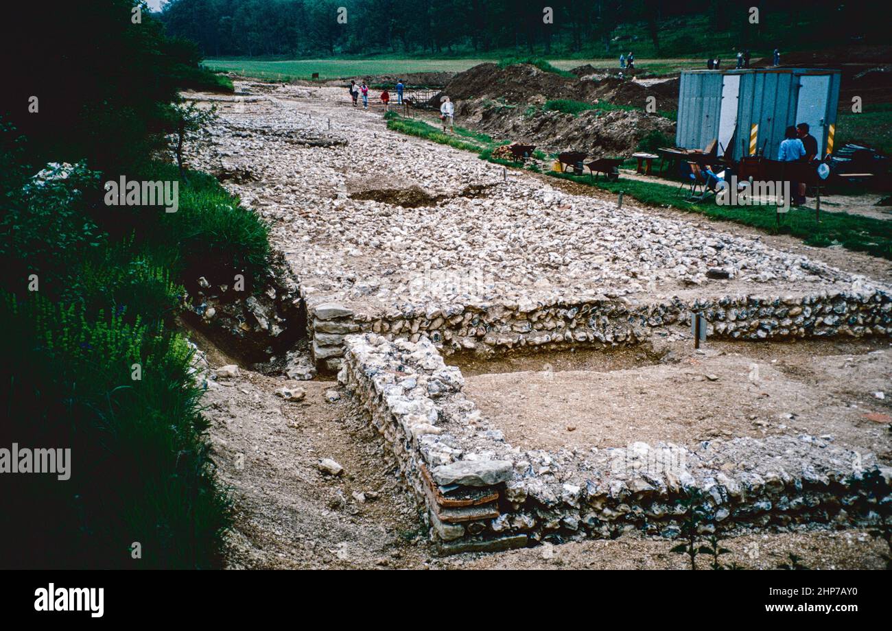 Batten Hanger - site archéologique en cours près de Chichester, West Sussex, Royaume-Uni, avec l'aide d'un archéologue John Magilton. Trouvé: Murs de maçonnerie, peintures, mosaïques, plancher chauffé, bains, poterie. Numérisation d'archivage à partir d'une lame. Juin 1991. Banque D'Images