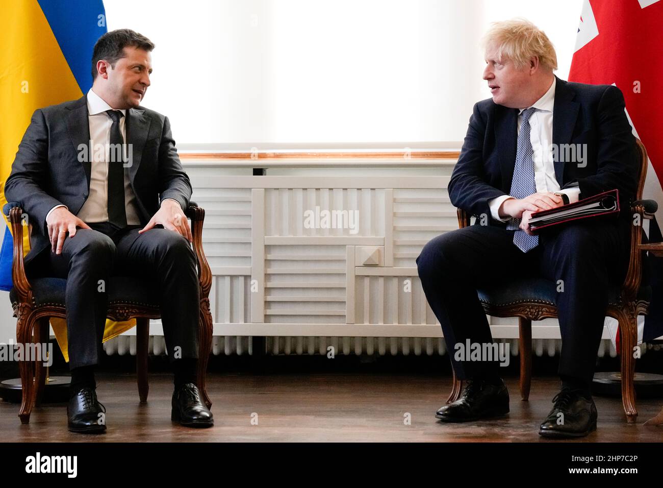 Le président ukrainien Volodymyr Zelenskyy assiste à une réunion avec le Premier ministre Boris Johnson lors de la Conférence de Munich sur la sécurité en Allemagne, où le Premier ministre rencontre les dirigeants mondiaux pour discuter des tensions en Europe de l’est. Date de la photo: Samedi 19 février 2022. Banque D'Images
