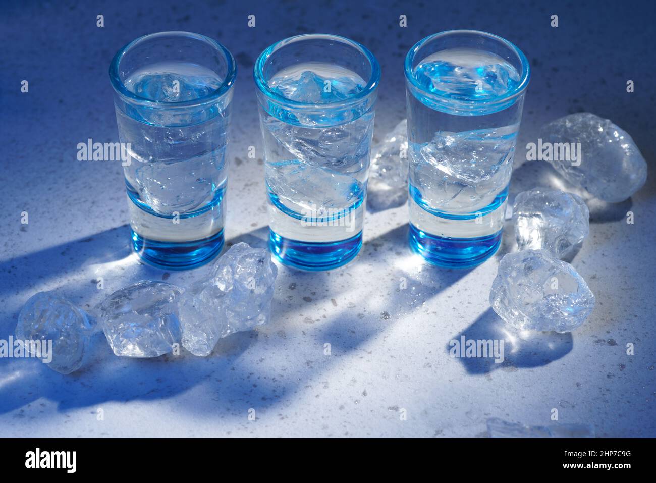 Verre à Vodka Avec Glace Sur Bleu