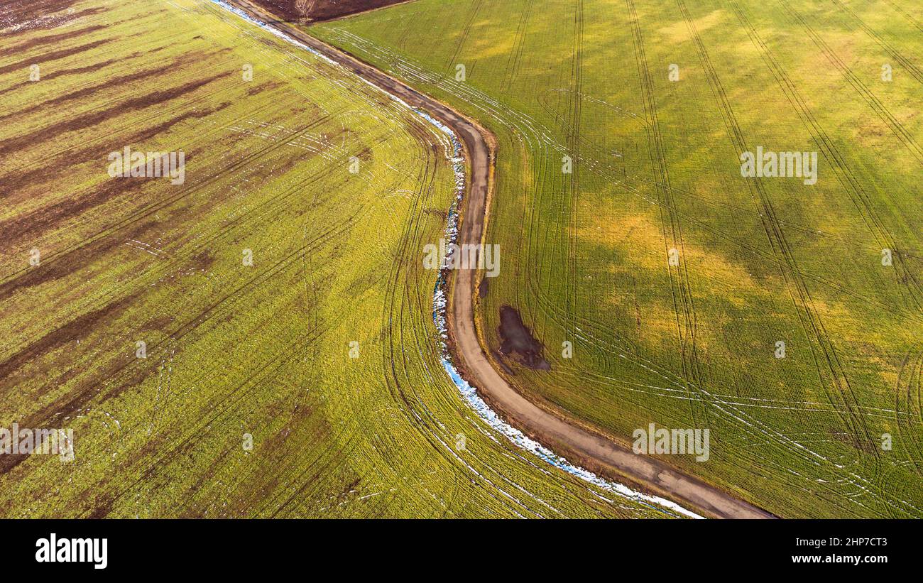 Magnifique vue panoramique aérienne sur le paysage de campagne d'hiver. Champs agricoles près de Karnobat, Bulgarie Banque D'Images