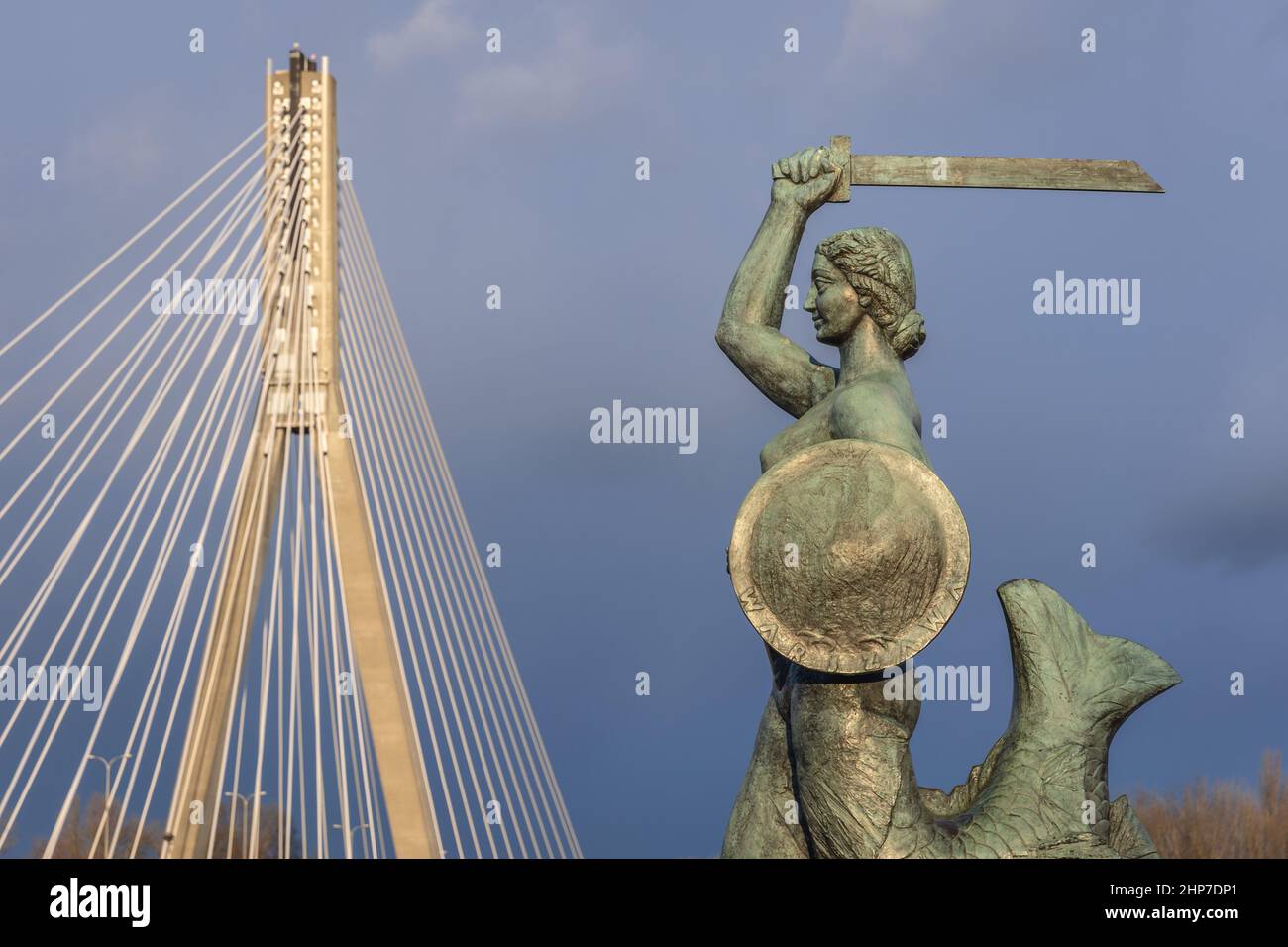 Statue de la Sirène sur les boulevards Vistulan et pont Swietokrzyski sur la rive de la Vistule à Varsovie, Pologne Banque D'Images