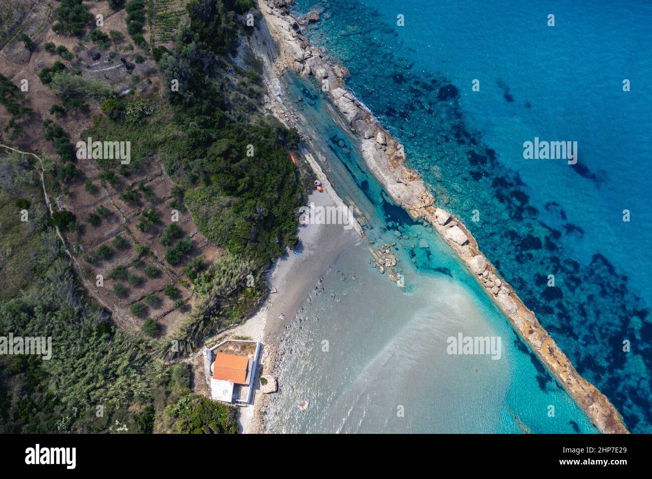 Vue sur le bord de mer de la chapelle d'Agios Nikolaos près des villages de Skala et Paramonas dans la région de Meliteieis sur la rive ouest de Corfou, îles Ioniennes, Grèce Banque D'Images