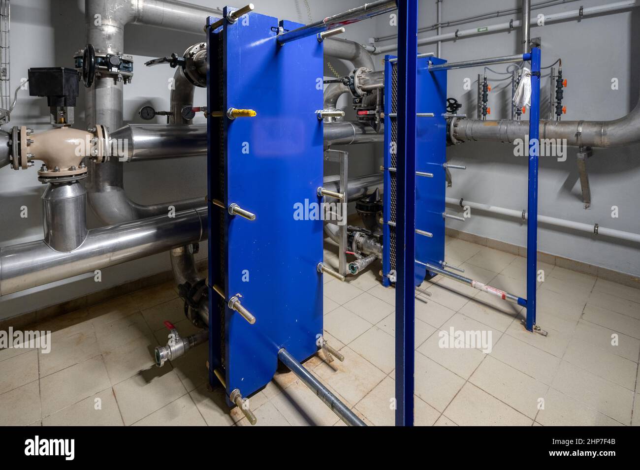 Échangeur thermique à plaque installé dans le système de distribution d'eau chaude Banque D'Images