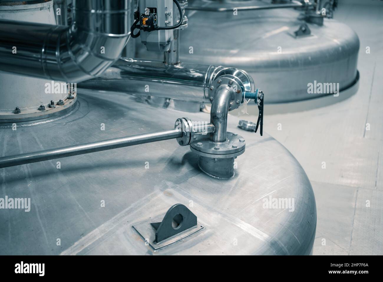Grand réservoir avec liquides agressifs traités en atelier Banque D'Images