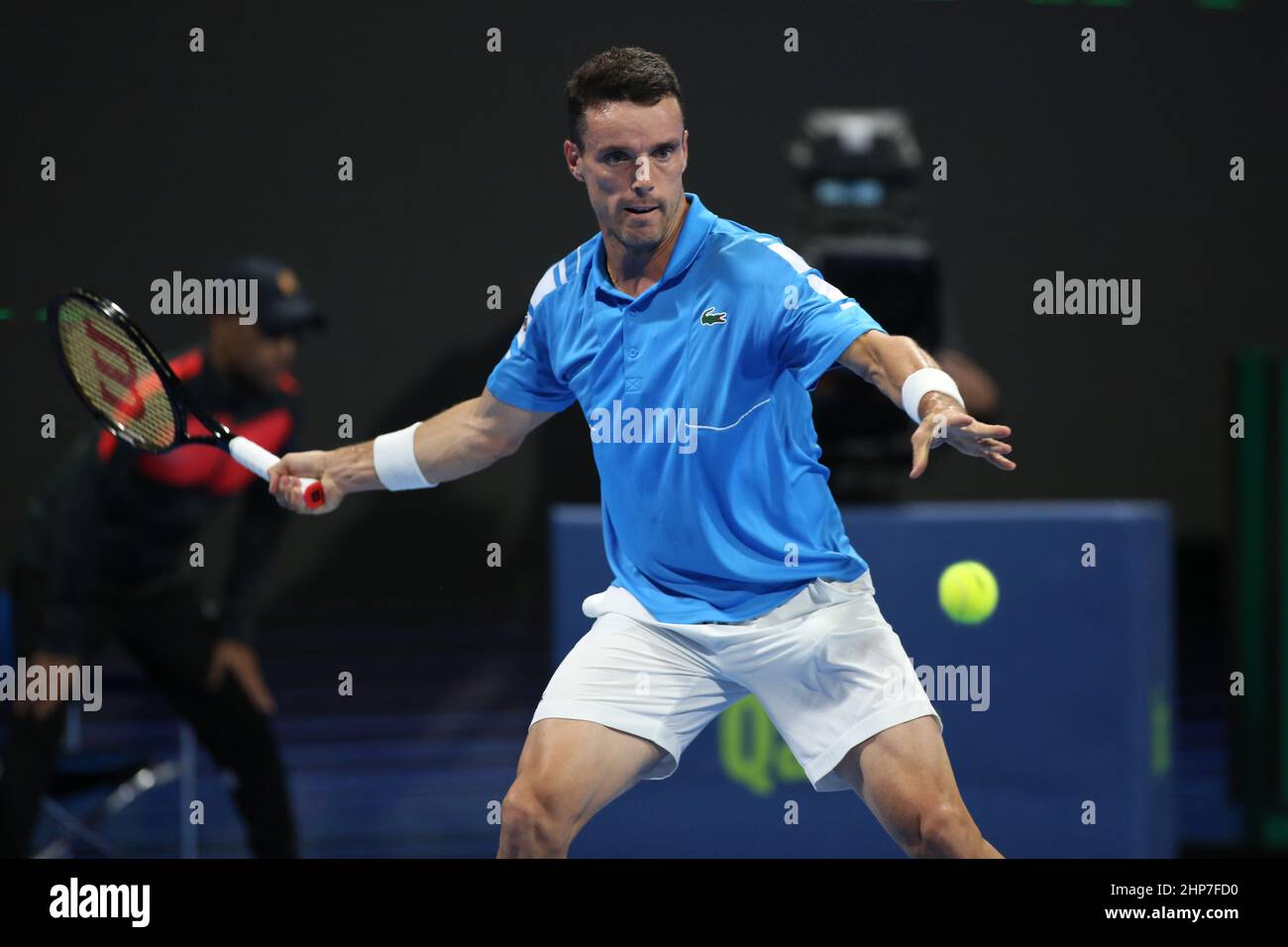 Roberto Bautista Agut, d'Espagne, en action lors de son match de demi-finale avec Karen Khachanov, de Russie, au Qatar ExxonMobil Open au complexe international de tennis et de squash de Khalifa, le 18 février 2022 à Doha, Qatar. Banque D'Images