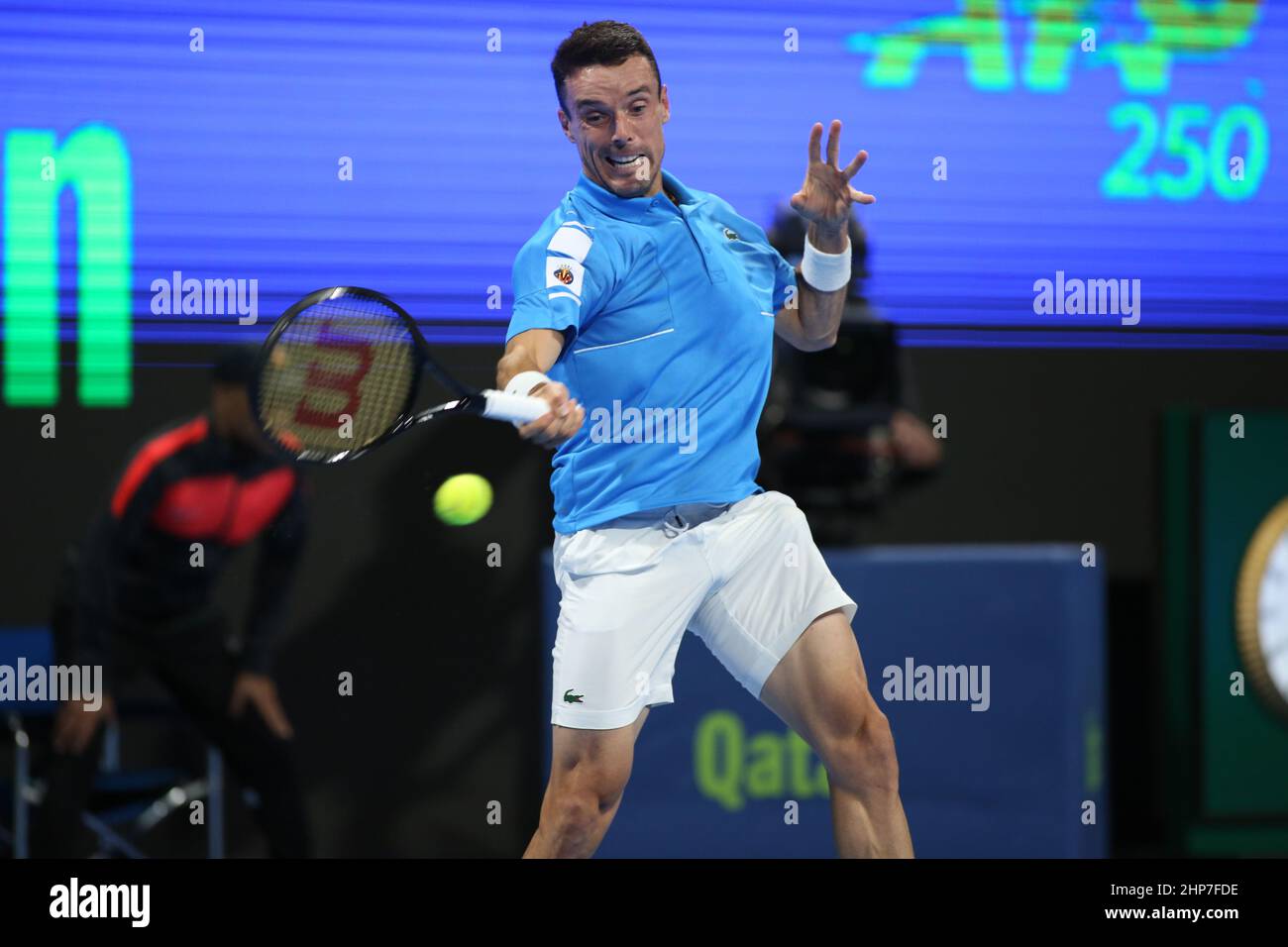 Roberto Bautista Agut, d'Espagne, en action lors de son match de demi-finale avec Karen Khachanov, de Russie, au Qatar ExxonMobil Open au complexe international de tennis et de squash de Khalifa, le 18 février 2022 à Doha, Qatar. Banque D'Images