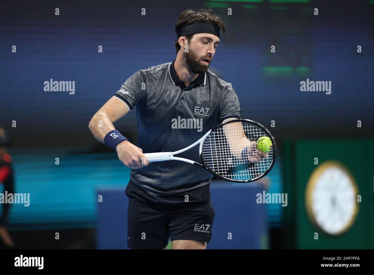 Nikoloz Basilashvili, de Géorgie, en action lors de son match de demi-finale avec Arthur Rinderknech, de France, au Qatar ExxonMobil Open au complexe international de tennis et de squash de Khalifa, le 18 février 2022 à Doha, au Qatar. Banque D'Images