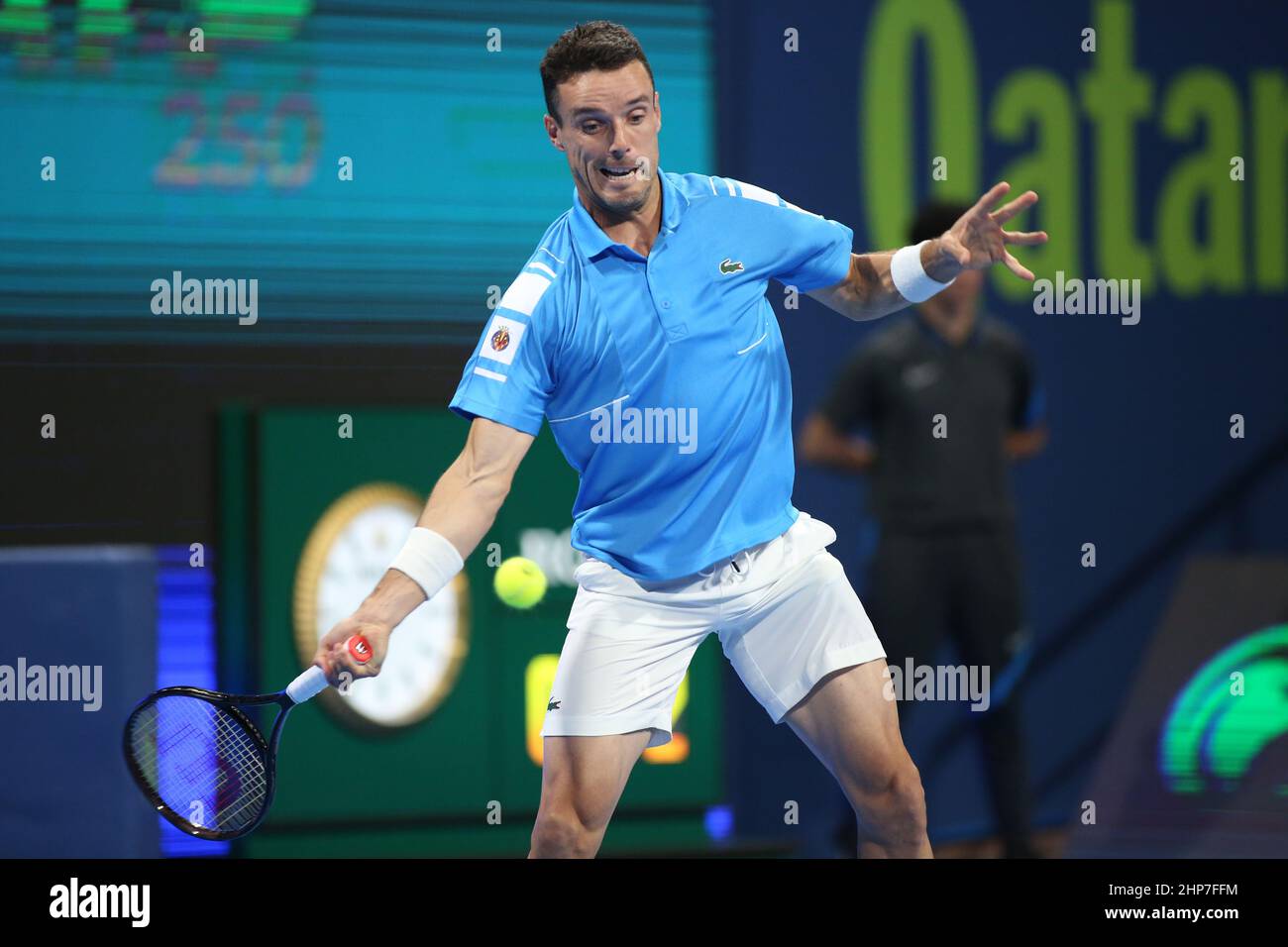 Roberto Bautista Agut, d'Espagne, en action lors de son match de demi-finale avec Karen Khachanov, de Russie, au Qatar ExxonMobil Open au complexe international de tennis et de squash de Khalifa, le 18 février 2022 à Doha, Qatar. Banque D'Images
