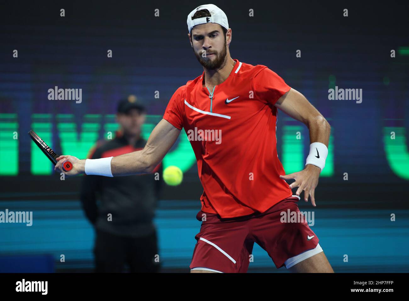 Karen Khachanov, de Russie, en action lors de son match de demi-finale avec Roberto Bautista Agut, d'Espagne, au Qatar ExxonMobil Open au complexe international de tennis et de squash de Khalifa, le 18 février 2022 à Doha, Qatar. Banque D'Images