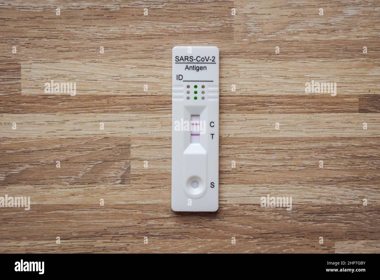 Résultat positif pour le coronavirus, test réalisé par le test d'antigène RAPID du COV-SRAS-2 Banque D'Images