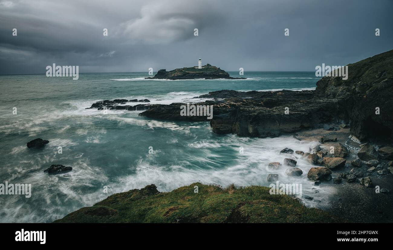 Phare de Godrevy Cornwall sur une mer agitée par temps de tempête Banque D'Images