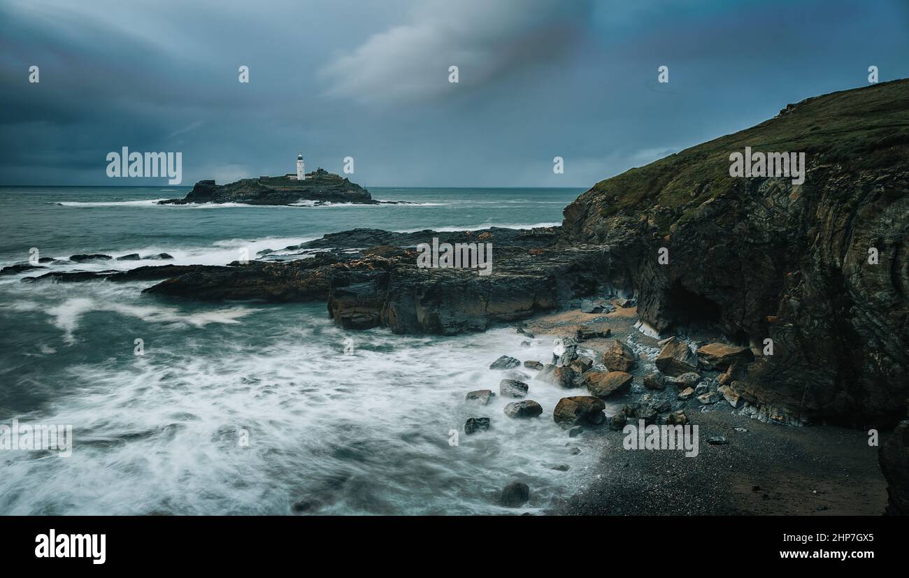Phare de Godrevy Cornwall sur une mer agitée par temps de tempête Banque D'Images