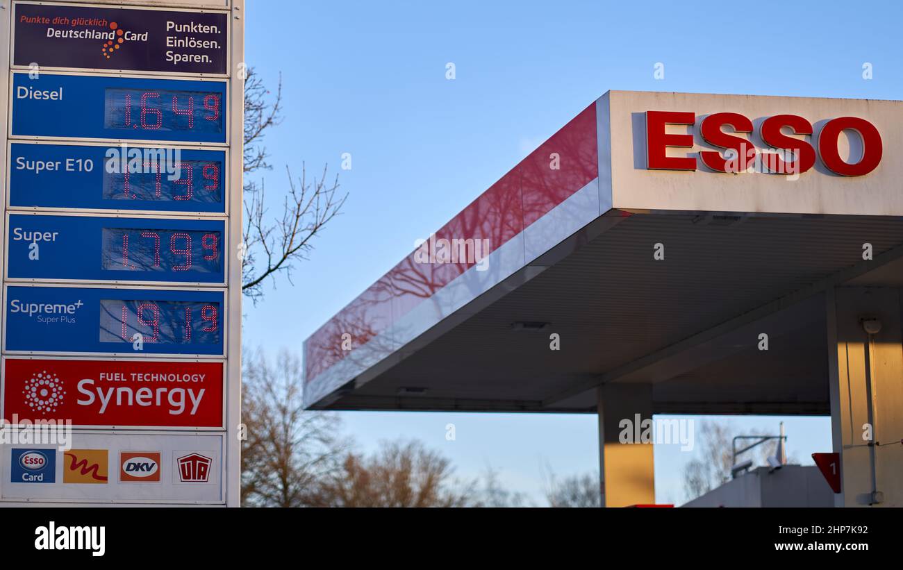 Nürtingen, Allemagne - 19 février 2022 : affichage des prix en face d'une  station-service à l'aube. Prix élevés et coûteux du carburant en europe.  Esso Photo Stock - Alamy