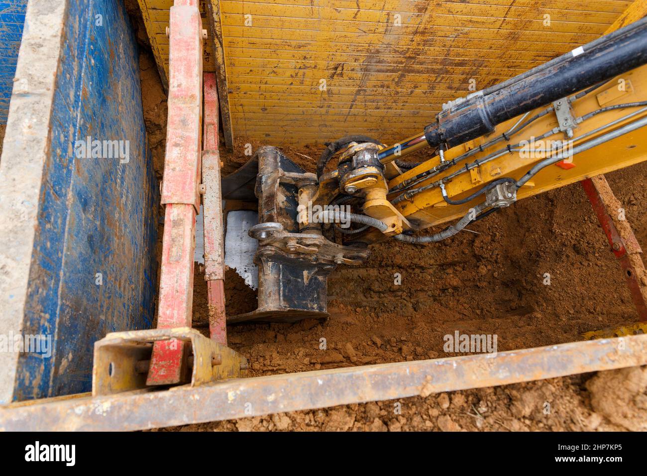 Construction de tranchées à l'aide de supports de tranchée en métal la doublure protège les murs de l'effondrement et sauve les travailleurs. Vue de dessus. Banque D'Images