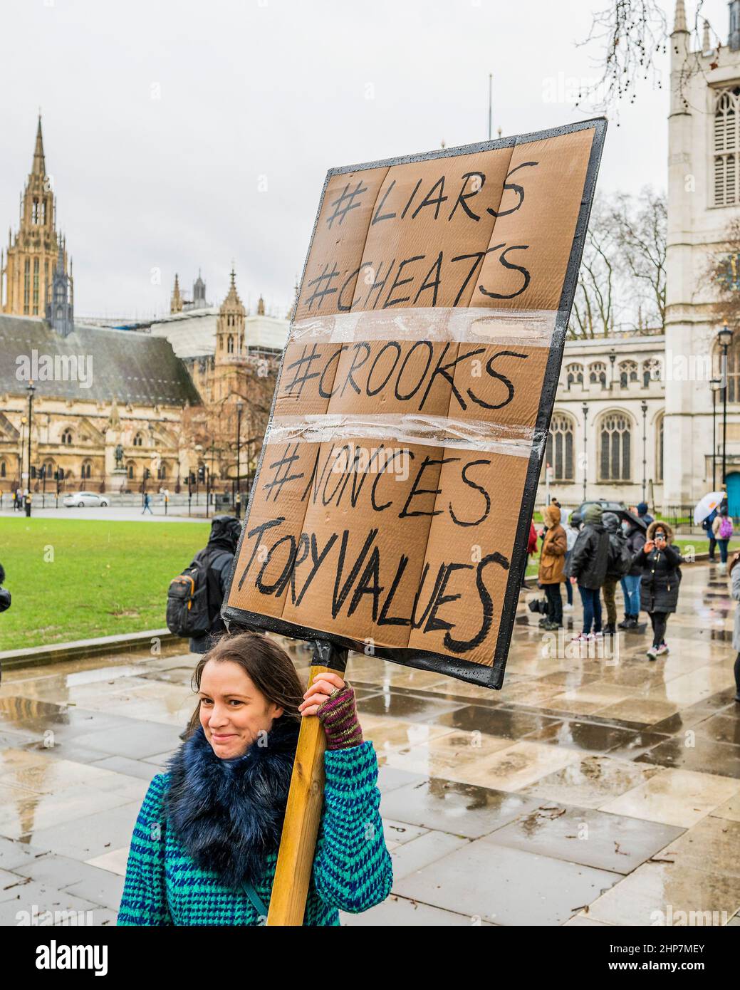 Londres, Royaume-Uni. 19th févr. 2022. Une petite manifestation unie contre Johnson sur la place du Parlement en pluie battante. Organisée par le collectif Take Back Democracy, la manifestation est le lendemain de scandales autour des partis de Downing Street et des deuxièmes emplois. Crédit : Guy Bell/Alay Live News Banque D'Images