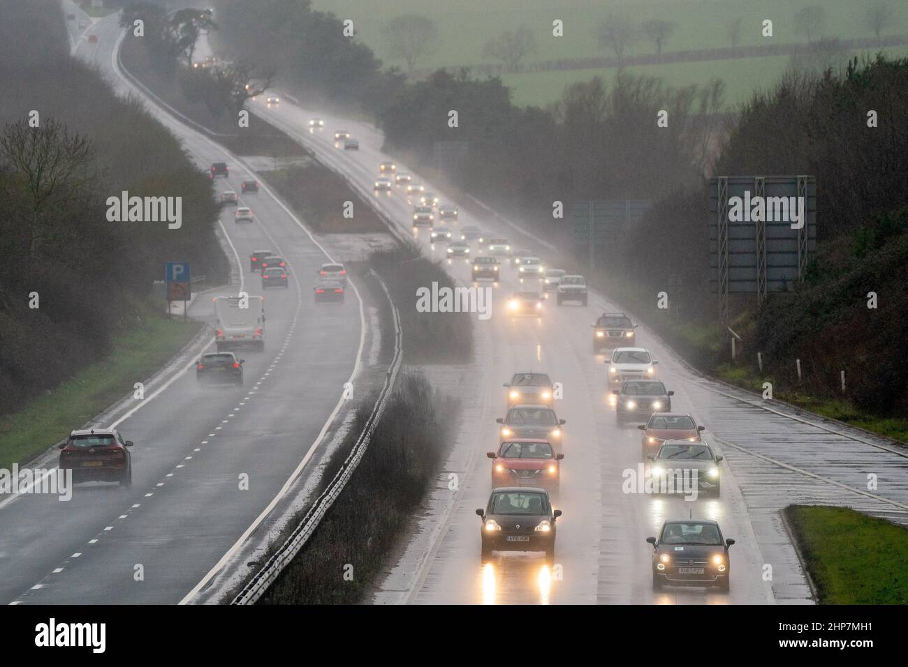 Les voitures passent par de fortes pluies sur le A14 à Suffolk, après que Storm Eunice a causé des dégâts, des perturbations et des rafales de vent record au Royaume-Uni et en Irlande, entraînant la mort d'au moins quatre personnes. Date de la photo: Samedi 19 février 2022. Banque D'Images