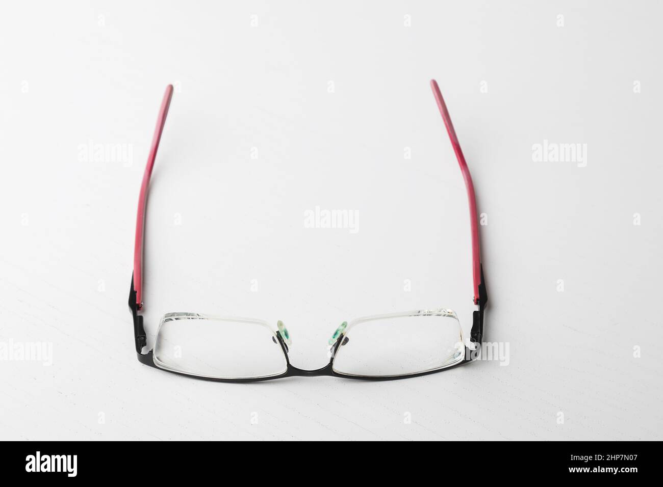Les lunettes dépliées se trouvent sur une table blanche. Banque D'Images