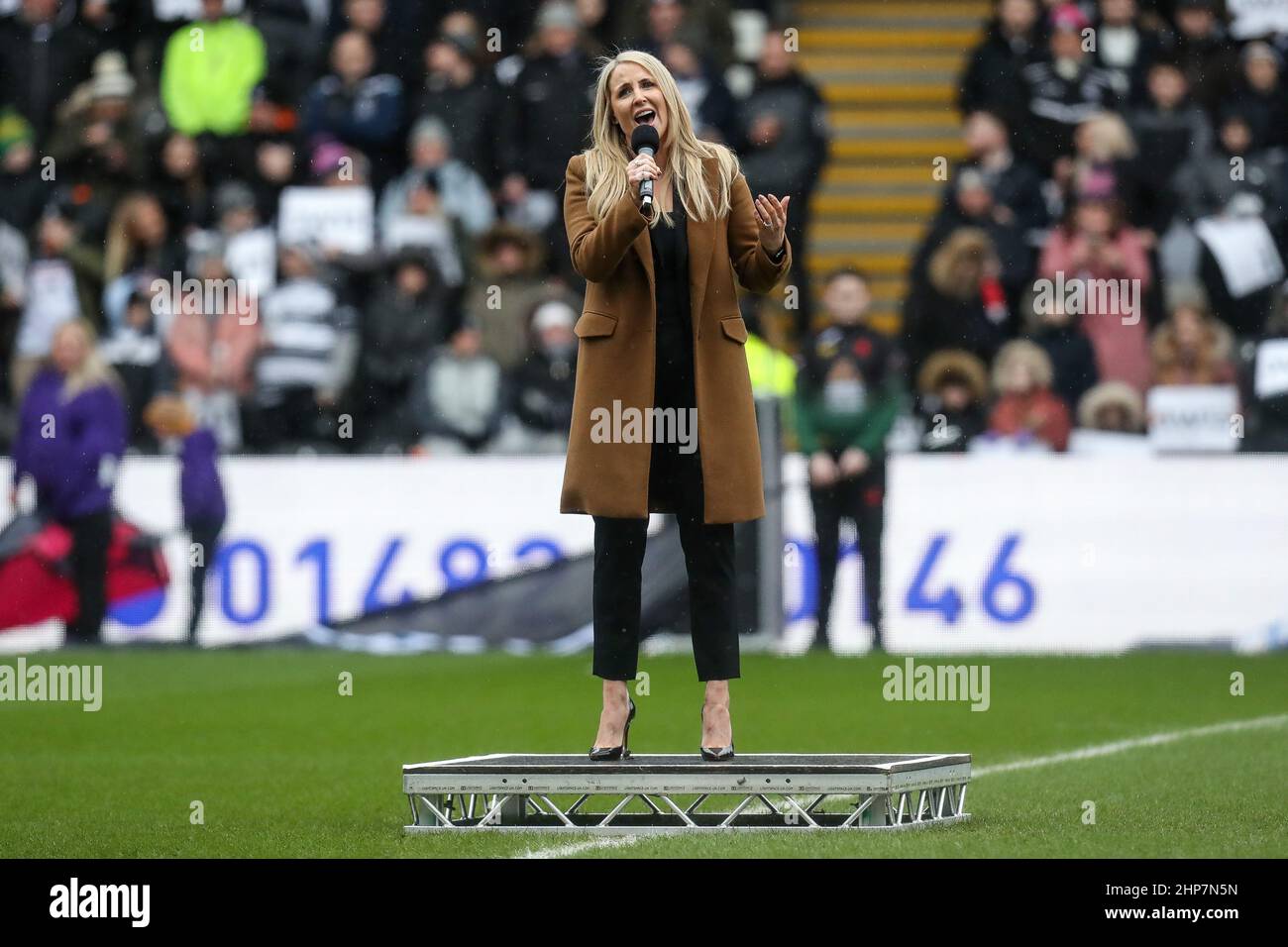 Hull, Royaume-Uni. 19th févr. 2022. Lizzie Jones MBE se produit dans le stade MKM avant le match d'aujourd'hui, alors que Johnny Whiteley MBE se souvient après être passé dimanche à Hull, Royaume-Uni, le 2/19/2022. (Photo de James Heaton/News Images/Sipa USA) crédit: SIPA USA/Alay Live News Banque D'Images