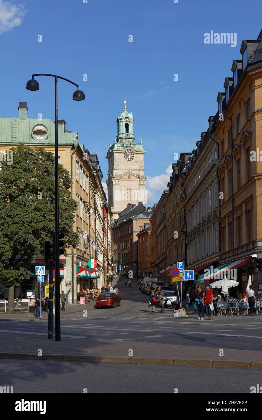 Clocher de Storkyrkan, cathédrale de Stockholm, au-dessus du Storkyrkobrinken, rue de Gamla Stan, centre de Stockholm, Suède Banque D'Images