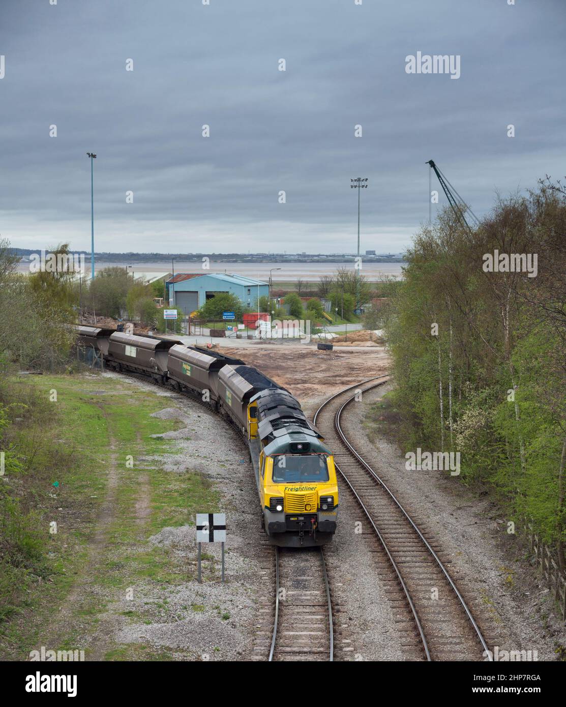 La locomotive diesel Freightliner de classe 70 70006 au port d'Ellesmere sur la ligne de chemin de fer du canal du navire de Manchester dans les quais avec un train de charbon MGR Banque D'Images
