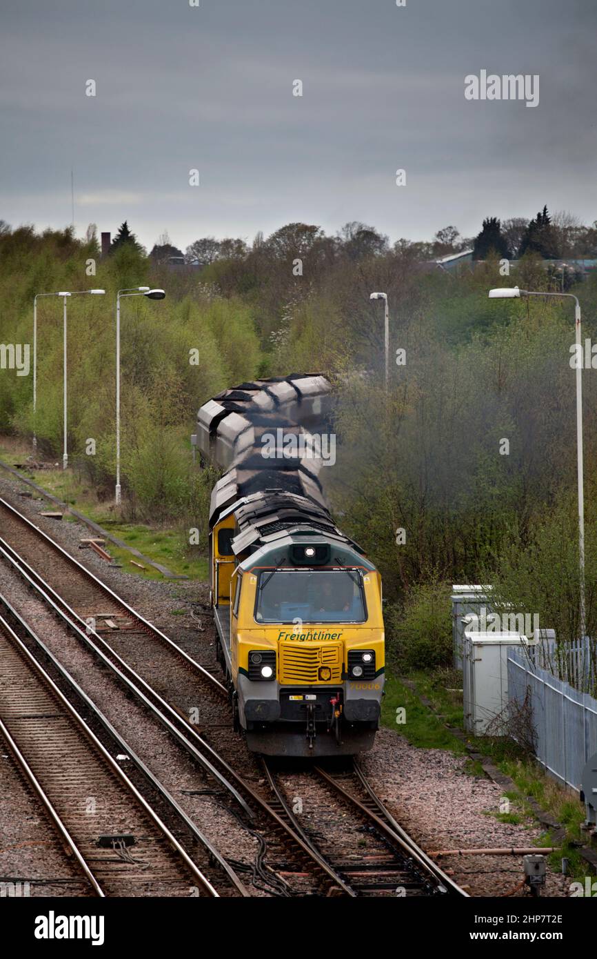 La locomotive diesel Freightliner de classe 70 70006 au port d'Ellesmere quittant la ligne de chemin de fer du canal du navire de Manchester jusqu'aux quais avec un train à charbon MGR Banque D'Images