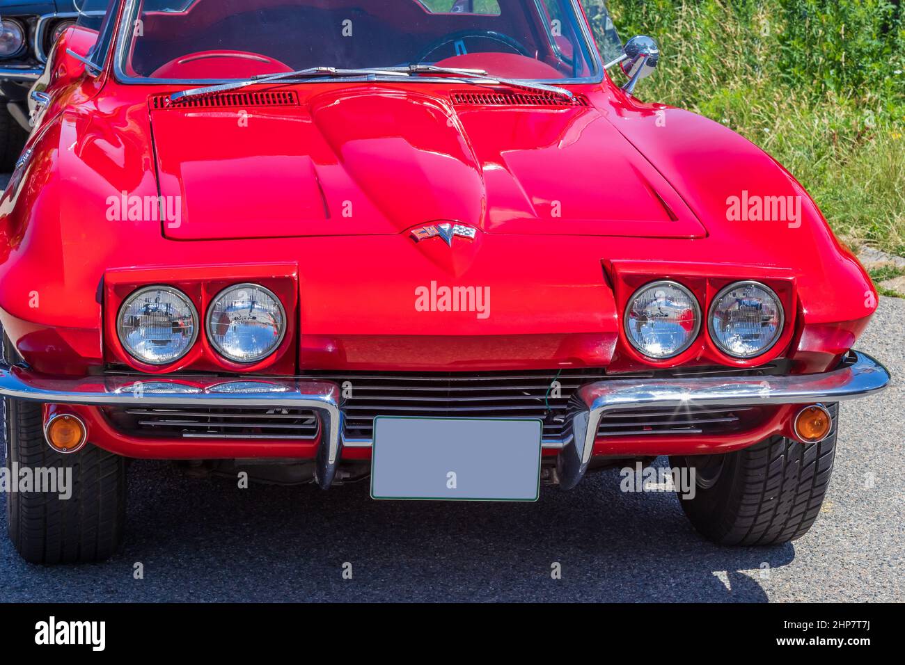 Brno, République Tchèque juin 06 2021 détail du capot d'une voiture rouge Corvette Stingray Banque D'Images