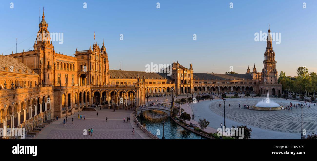 Place espagnole - Vue panoramique sur la place espagnole, l'une des attractions touristiques les plus populaires de la ville, le soir de l'automne. Séville, Espagne. Banque D'Images