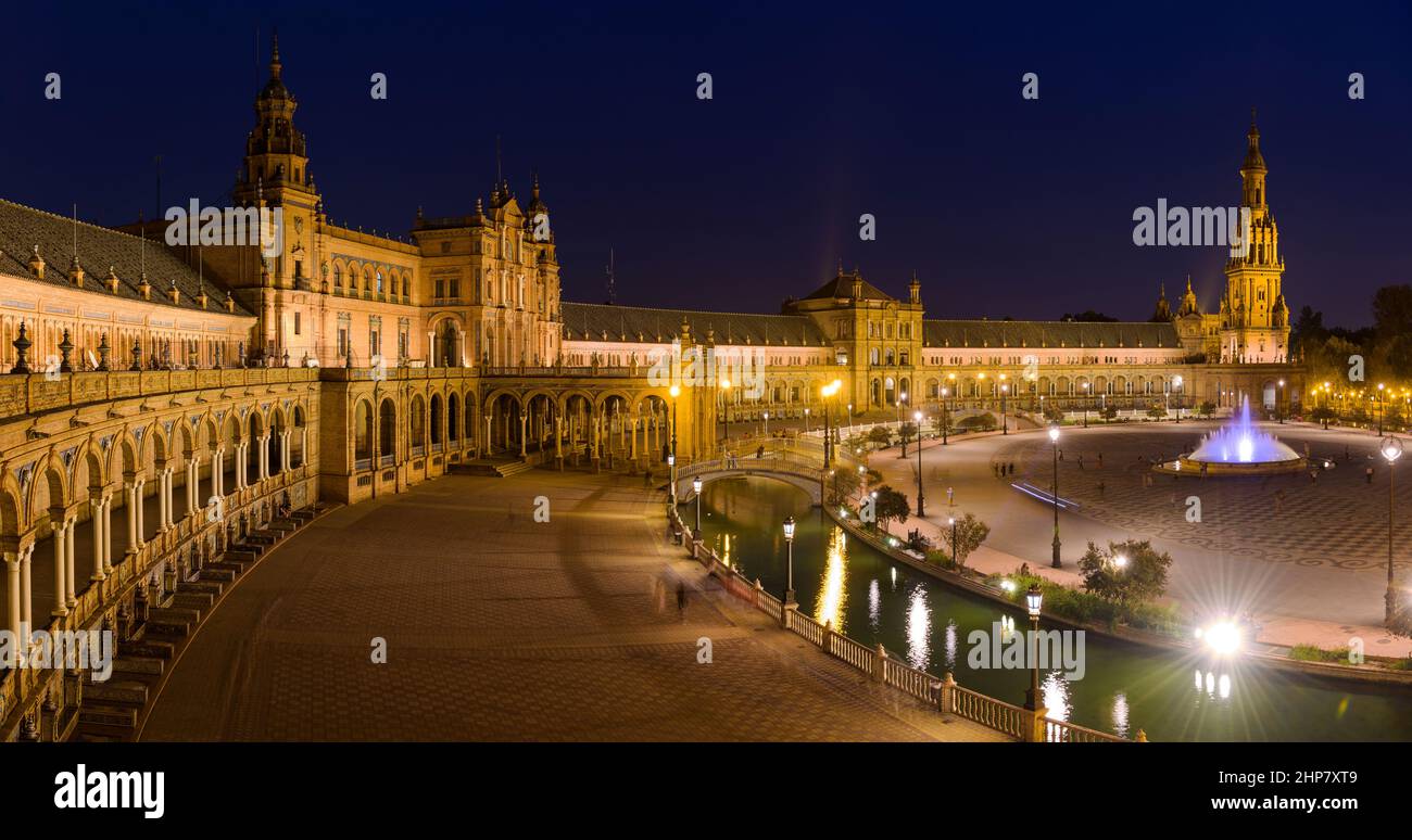 Place espagnole - vue panoramique sur la place espagnole - Plaza de España, éclairée par de nombreux feux lumineux juste après le coucher du soleil. Séville. Andalousie, Espagne. Banque D'Images