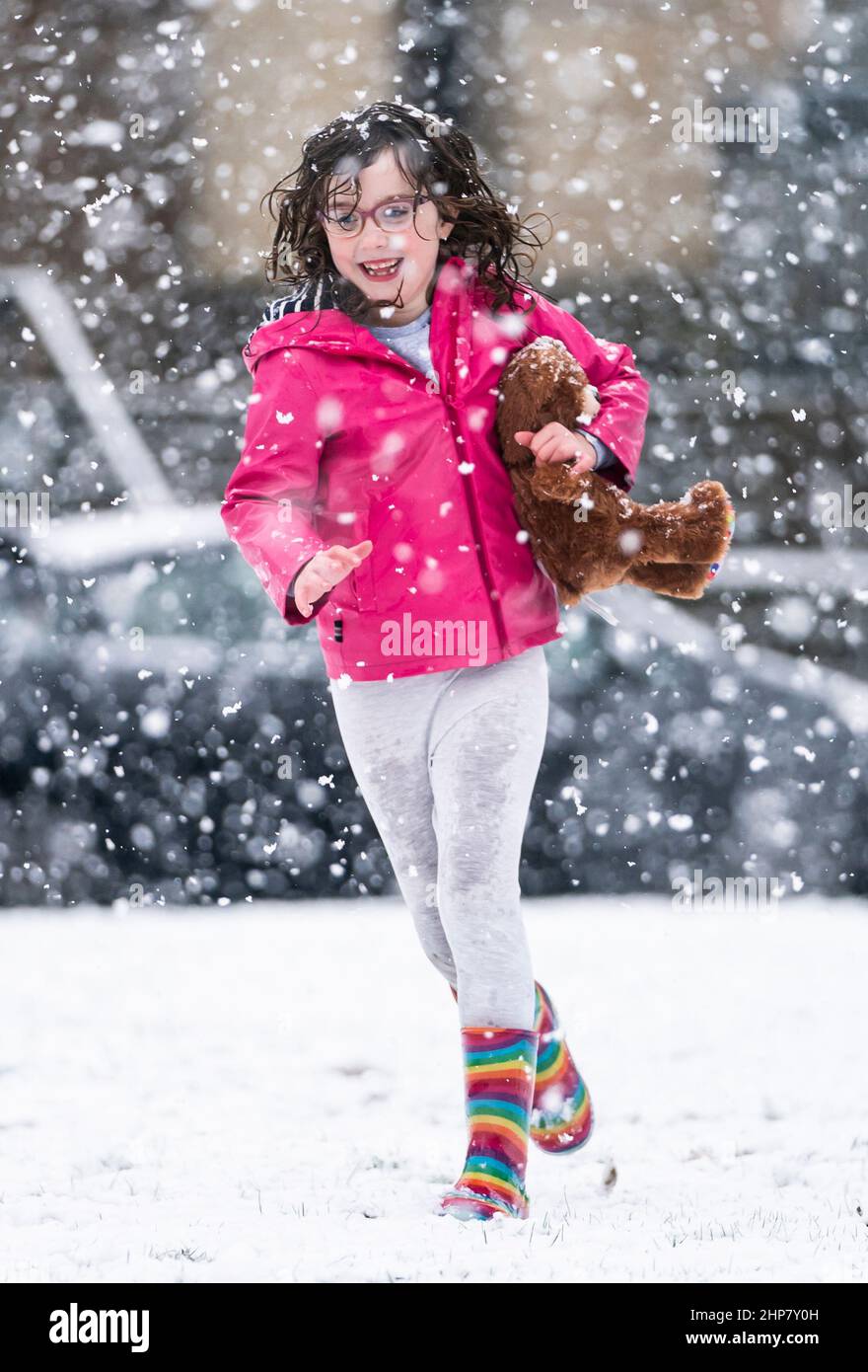 Une fille aime jouer dans la neige épaisse à York dans le Yorkshire, après que Storm Eunice a causé des dégâts, des perturbations et des rafales de vent record au Royaume-Uni et en Irlande, entraînant la mort d'au moins quatre personnes. Date de la photo: Samedi 19 février 2022. Banque D'Images