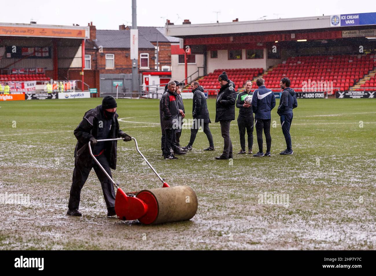 Crewe, Royaume-Uni. 19th févr. 2022. David Artell, directeur de Portsmouth Danny Cowley, et le directeur adjoint de Portsmouth discutent avec l'arbitre Martin Coy en tant que rapporteur travaille sur le terrain avant le match de la Sky Bet League One entre Crewe Alexandra et Portsmouth au stade Alexandra le 19th 2022 février à Crewe, en Angleterre. (Photo de Daniel Chesterton/phcimages.com) Credit: PHC Images/Alamy Live News Banque D'Images