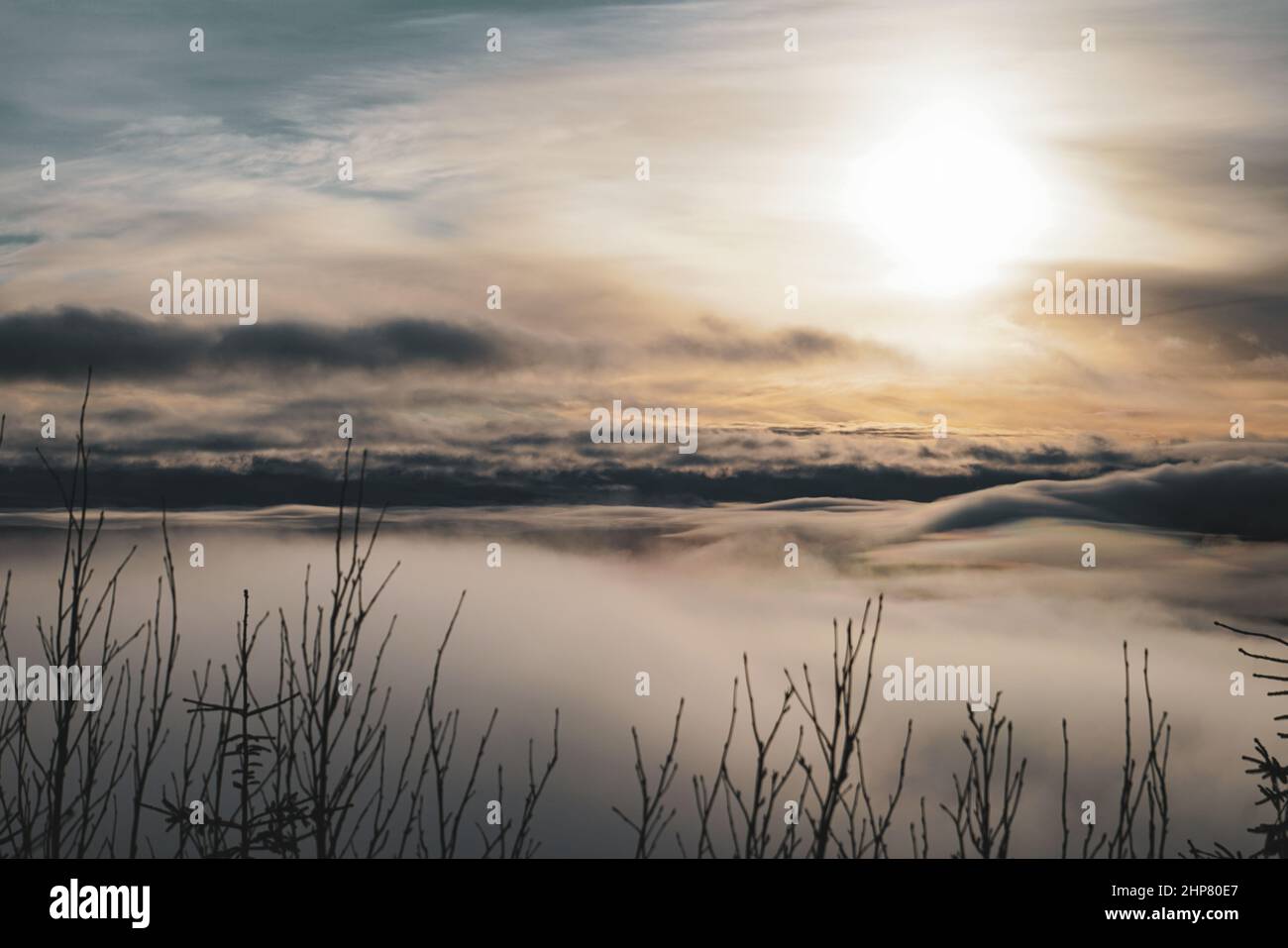 Vue depuis le dessus des nuages avec coucher de soleil depuis le sommet de la montagne Banque D'Images