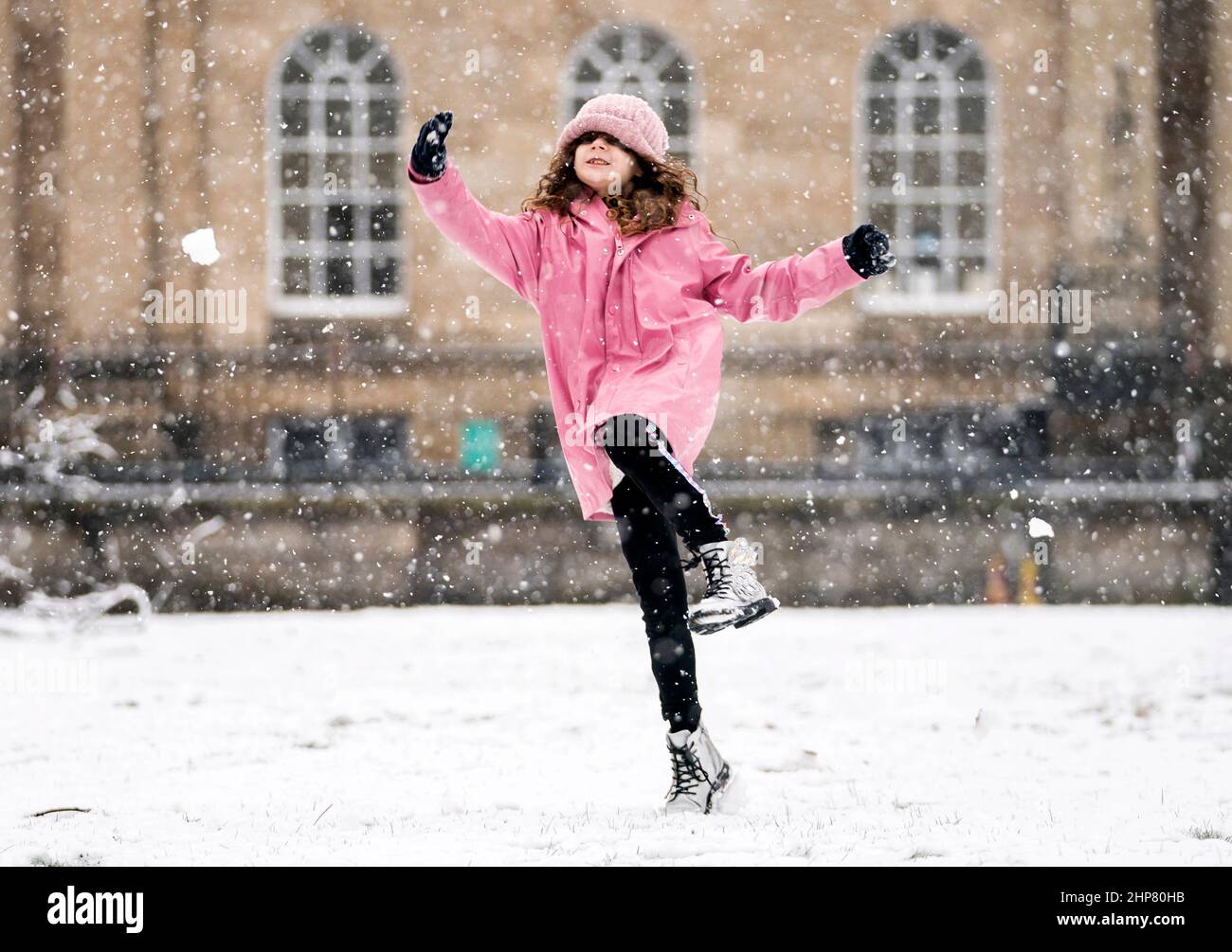 Shani, âgé de huit ans (pas de nom de famille), profite de la neige à York dans le Yorkshire, après que Storm Eunice ait causé des dégâts, des perturbations et des rafales de vent record au Royaume-Uni et en Irlande, entraînant la mort d'au moins quatre personnes. Date de la photo: Samedi 19 février 2022. Banque D'Images