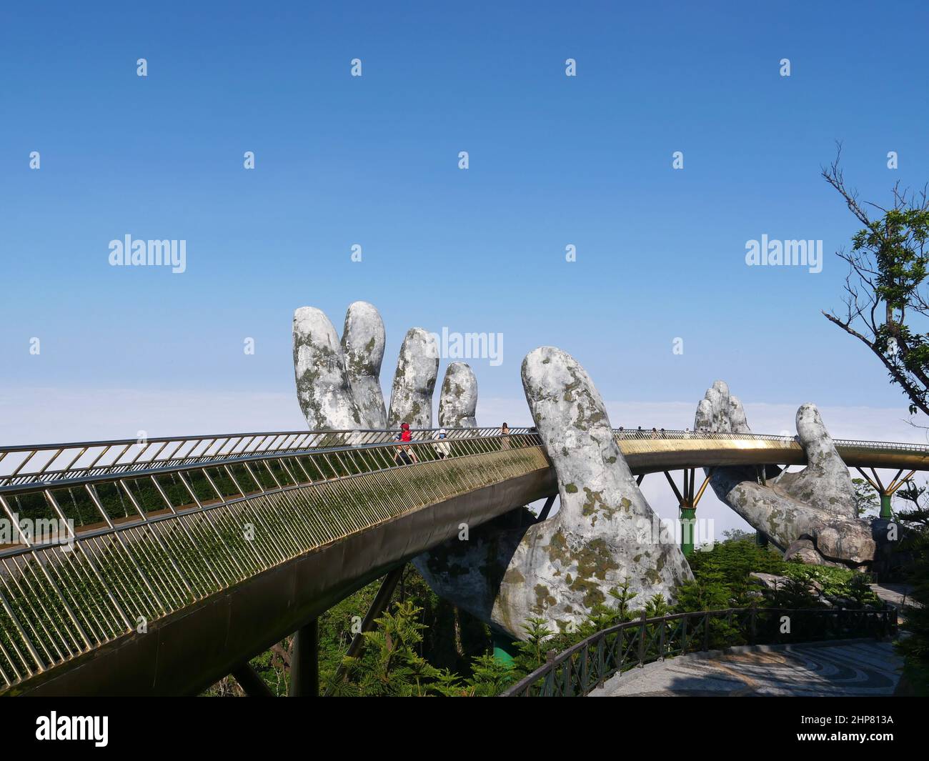 Da Nang, Vietnam - 12 avril 2021 : Pont d'Or levé par des mains géantes dans les collines de Ba Na, un célèbre parc à thème et station balnéaire dans le centre du Vietnam Banque D'Images