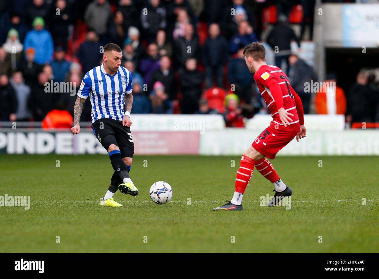Doncaster, Royaume-Uni. 19th févr. 2022. Jack Hunt #32 de Sheffield mercredi et Dan Gardner #23 de Doncaster Rovers à Doncaster, Royaume-Uni le 2/19/2022. (Photo par Ben Early/News Images/Sipa USA) crédit: SIPA USA/Alay Live News Banque D'Images