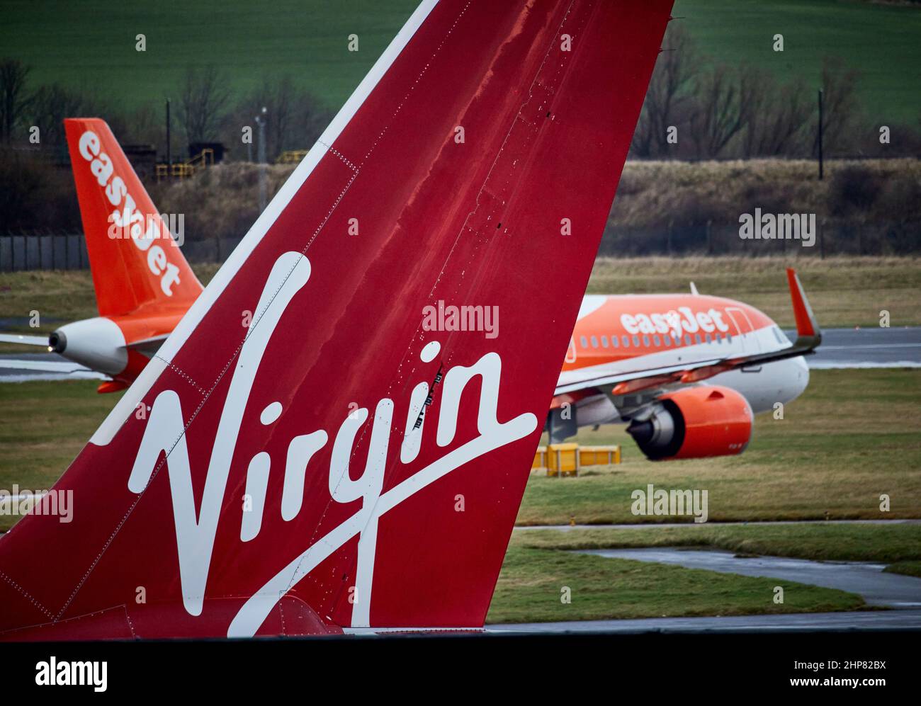 Aéroport d'Edimbourg Virgin Atlantic Airbus A330 queue-fin de l'avion de ligne nommé Uptown Girl et Easyjet G-UZLA. Airbus A320-251N Banque D'Images