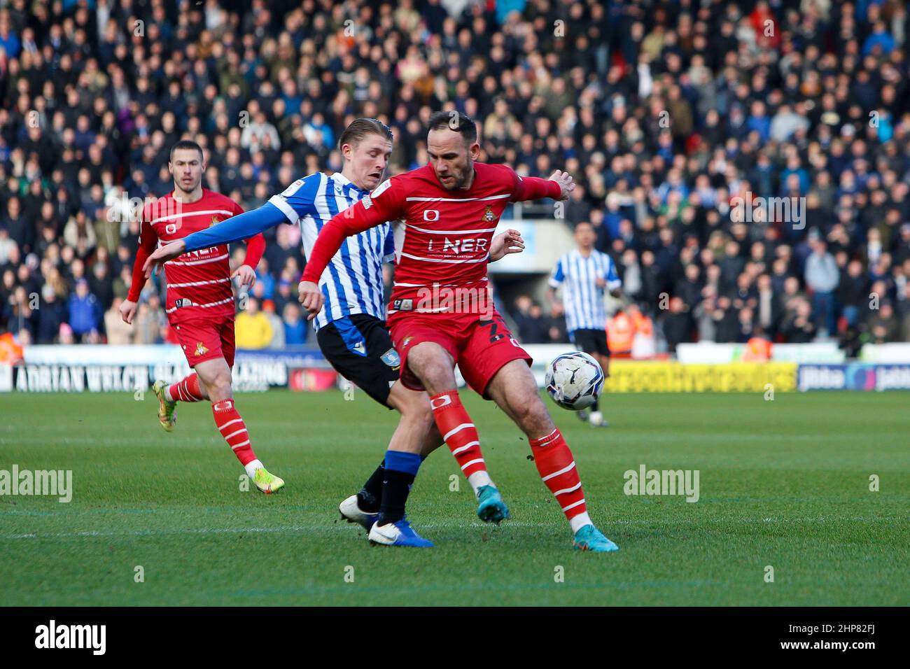 George Byers #14 de Sheffield mercredi et Dan Gardner #23 de Doncaster Rovers à Doncaster, Royaume-Uni le 2/19/2022. (Photo par Ben Early/News Images/Sipa USA) Banque D'Images