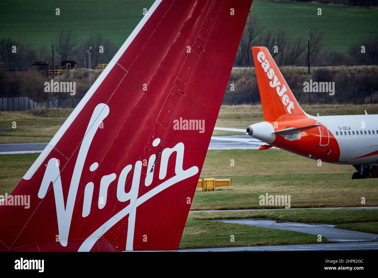 Aéroport d'Edimbourg Virgin Atlantic Airbus A330 queue-fin de l'avion de ligne nommé Uptown Girl et Easyjet G-UZLA. Airbus A320-251N Banque D'Images