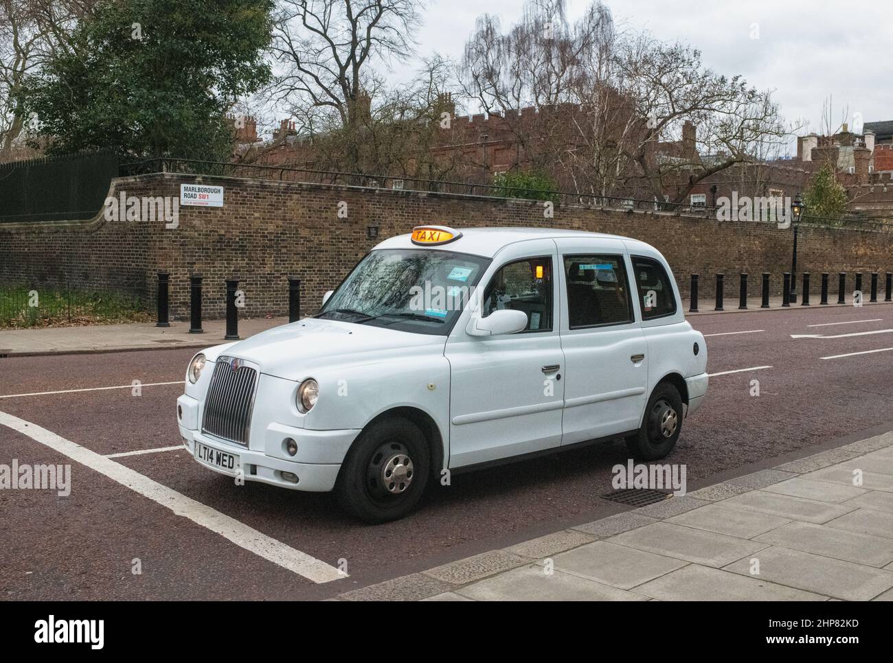 White London taxi, pas tous sont noirs Banque D'Images