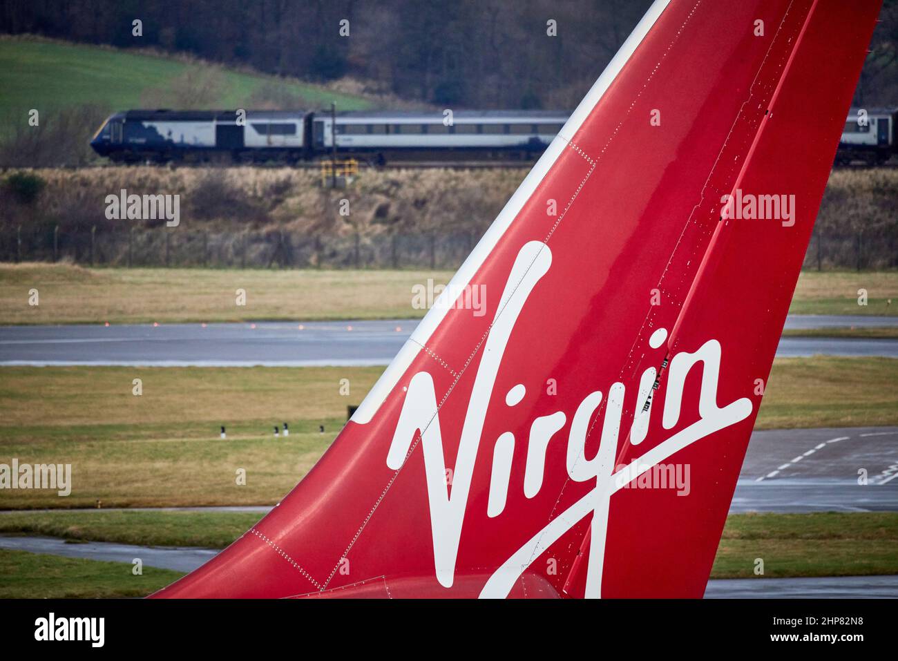 Aéroport d'Edimbourg Virgin Atlantic Airbus A330 à queue-fin de l'avion-avion à réaction nommé Uptown Girl et ScotRail HST train Banque D'Images