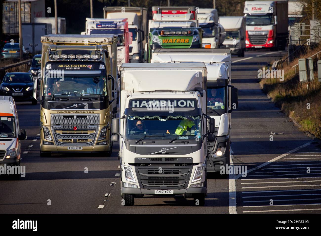 M6 autoroute très fréquentée par les camions HGV près de Stoke-on-Trent Banque D'Images